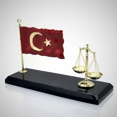 Türk Bayraklı Adalet Terazisi